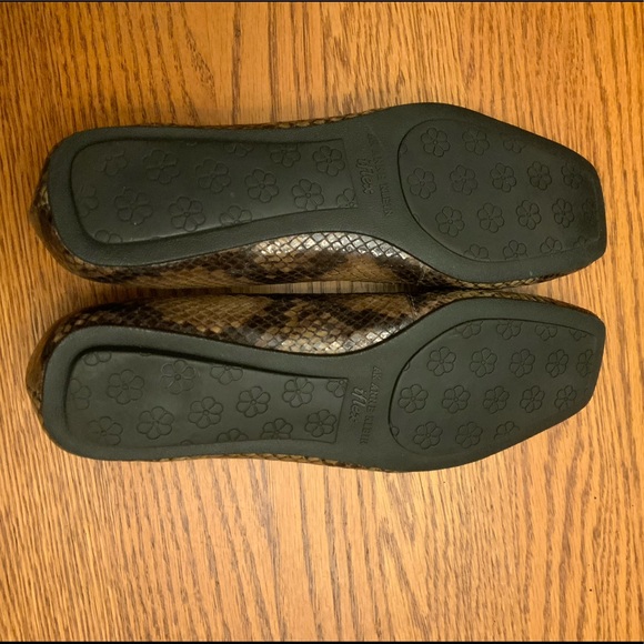 Anne Klein Snake Print Flats Size 6 Fits Like 5 1/2 - Picture 2 of 4